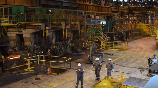 La planta de Acindar, en Villa Constitución mantuvo dos detenciones totales de su actividad en los últimos meses. Tuvo una caída de sus ventas en torno al 40% en el primer semestre.
