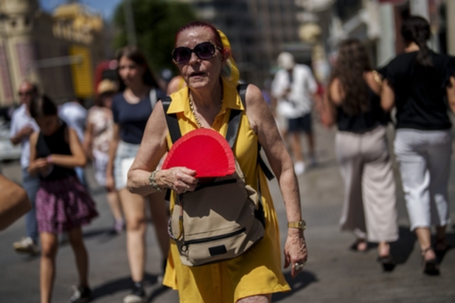 Madrid hierve. Una mujer busca alivio con un abanico en las calles de la capital española.