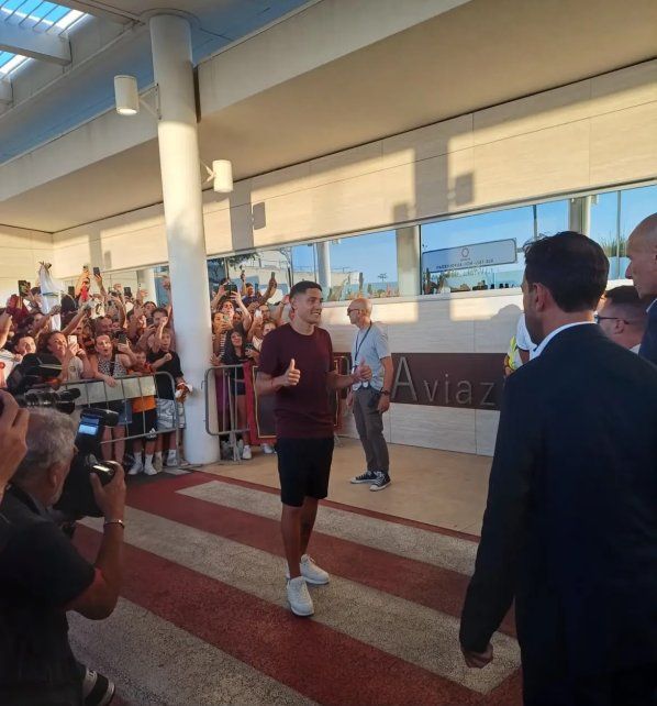 Nahuel Molina llegó a Roma y fue recibido por una multitud de hinchas
