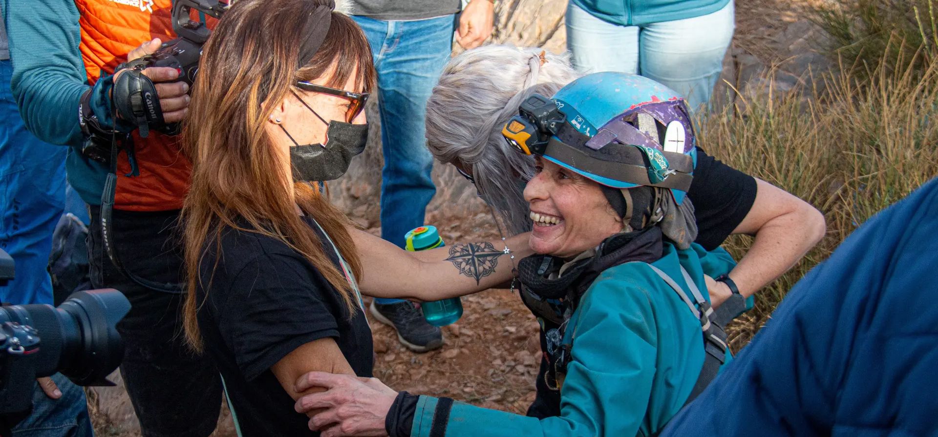 La atleta de élite, alpinista y escaladora Beatriz Flamini abandona una cueva donde permaneció aislada durante 500 días a 70 metros bajo tierra. Ella rompió el récord mundial de estancia en cuevas como parte de un experimento científico, Motril, España. Fotografía: Alba Feixas/EPA