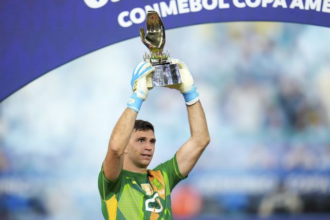 Dibu Martínez recibió el premio al mejor arquero de la Copa.