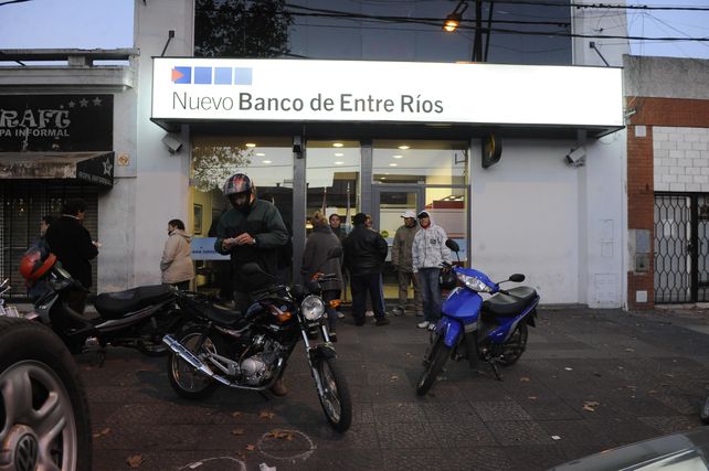 Los portavalores de la empresa Prosegur fue abordados por tres delincuentes frente a la sucursal del Nuevo Banco de Entre Ríos (Foto: M. Bustamante).