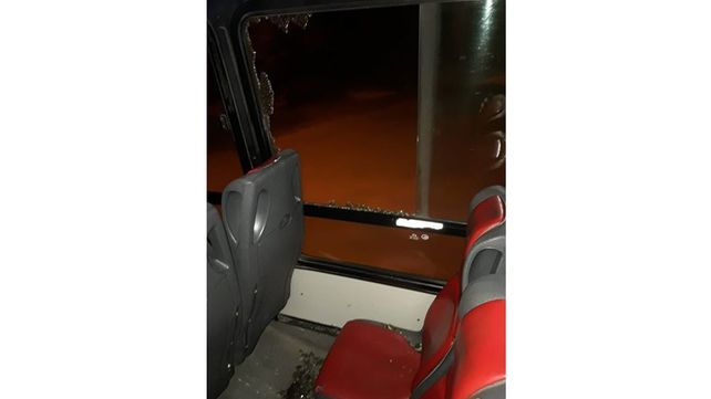 Otra vez apedrearon un colectivo e hirieron a un pasajero