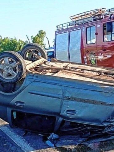 Despiste con vuelco en la Ruta 12 arrojó cinco personas heridas