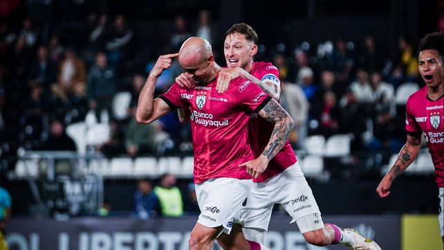 Cocoliso González celebra su tercer gol ante Libertad en Asunción.