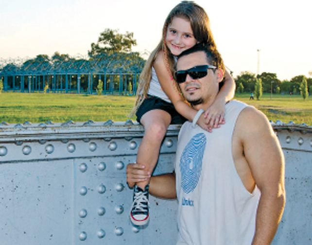 El presente que brilla entre Lucas y su hija  de cinco años.