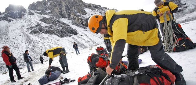 Los rescatistas divisaron los restos del aparato en el nevado Mama Rosa