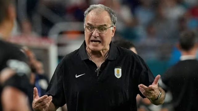 El Loco Bielsa arrancó ganando con la selección oriental e ilusiona a los uruguayos.