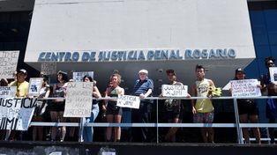 Un reclamo de familiares y amigos del músico Jimi Altamirano, ajeno a disputas entre bandas y asesinado frente al estadio de Newells.&nbsp;