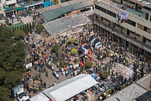 A la espera de un milagro. En la escuela Enrique Rébsamen ya rescataron 11 niños y habría más de treinta muertos.