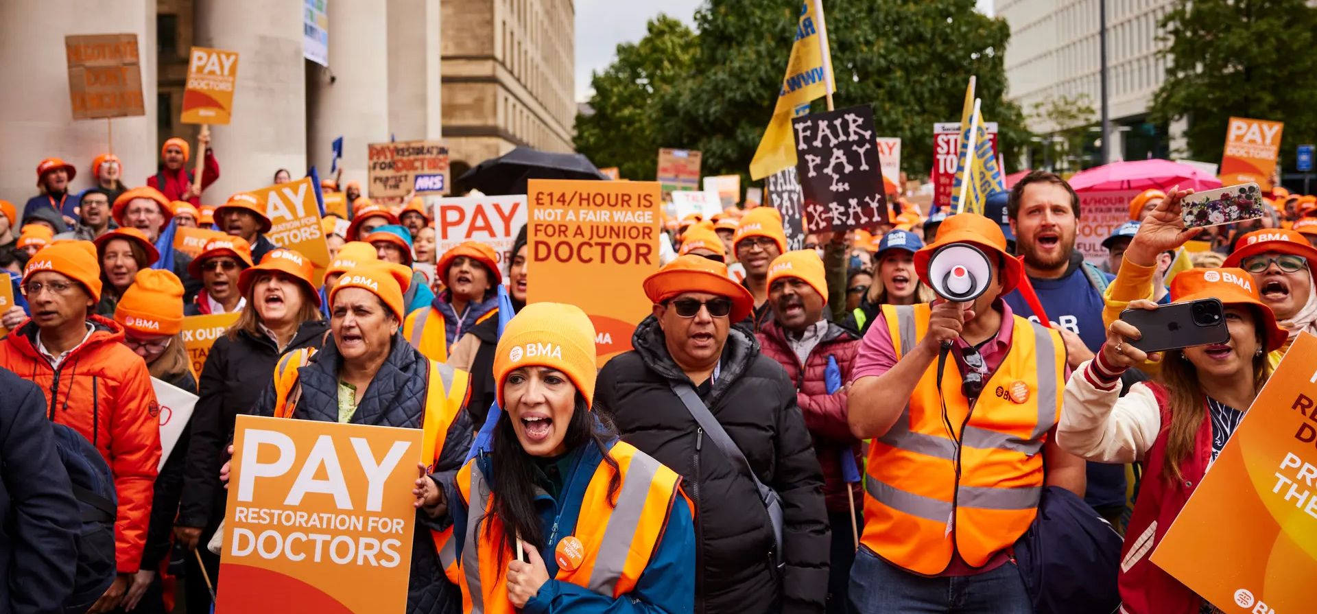 Manchester, Reino Unido. Miembros en huelga de la Asociación Médica Británica protestan fuera de la conferencia anual del Partido Conservador mientras los médicos y consultores jóvenes continúan haciendo campaña por mejores salarios y condiciones. Fotografía: Christopher Thomond/The Guardian Manchester, Reino Unido. Miembros en huelga de la Asociación Médica Británica protestan fuera de la conferencia anual del Partido Conservador mientras los médicos y consultores jóvenes continúan haciendo campaña por mejores salarios y condiciones. Fotografía: Christopher Thomond/The Guardian