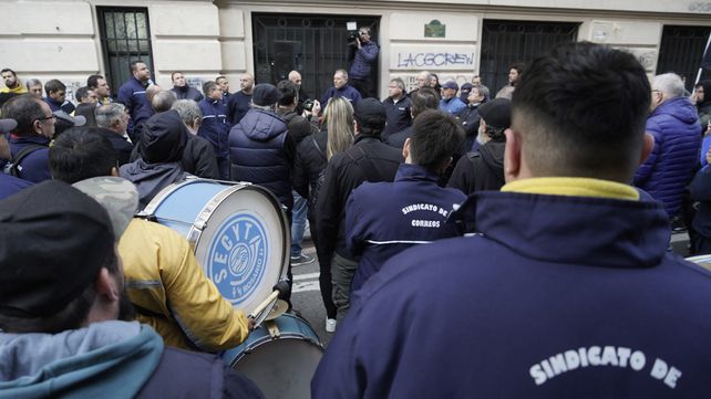 Trabajadores del Correo de Rosario reclaman por 26 despidos y denuncian cierre de sucursales