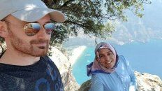 Hakan Haysal y la última foto junto a su esposa Semra. Minutos más tardes la empujó por el acantilado. Hakan Haysal y la última foto junto a su esposa Semra. Minutos más tardes la empujó por el acantilado.