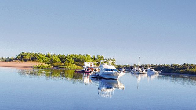 Navegación.&nbsp; Embarcaciones deportivas en las islas del Río Negro. Los recorridos se pueden hacer en catamarán