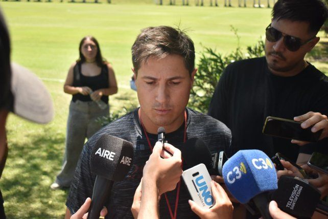 Ezequiel Medrán brinda la conferencia de prensa en el predio de Colón