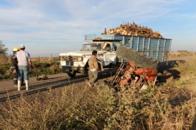 Tumbó un tractor que remolcaba un camión en Crucecitas Séptima