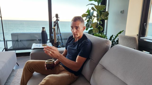 Mate en mano y guitarra de fondo. Ruben transitaba días de calma en Uruguay. Vuelve a la locura de Central.