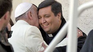 El Papa subió al papamóvil a un sacerdote argentino