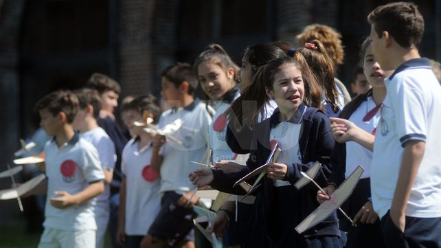 Escuelas primarias participaron de una demostración de aeromodelismo en La Redonda