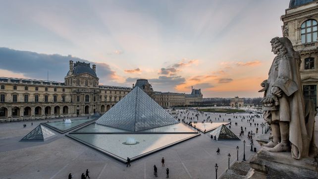 El Museo del Louvre había abierto sus puertas normalmente este sábado.