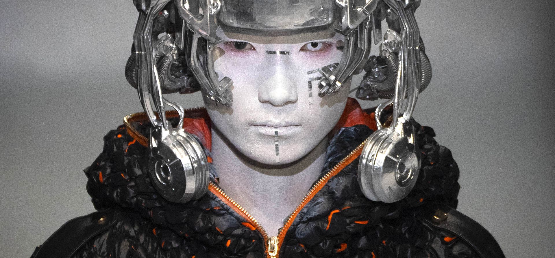 Una modelo presenta una creación del estudio de moda chino D. Martina Queen durante un desfile en la Semana de la Moda de China en Beijing, el domingo 26 de marzo de 2023. (Foto AP/Mark Schiefelbein)