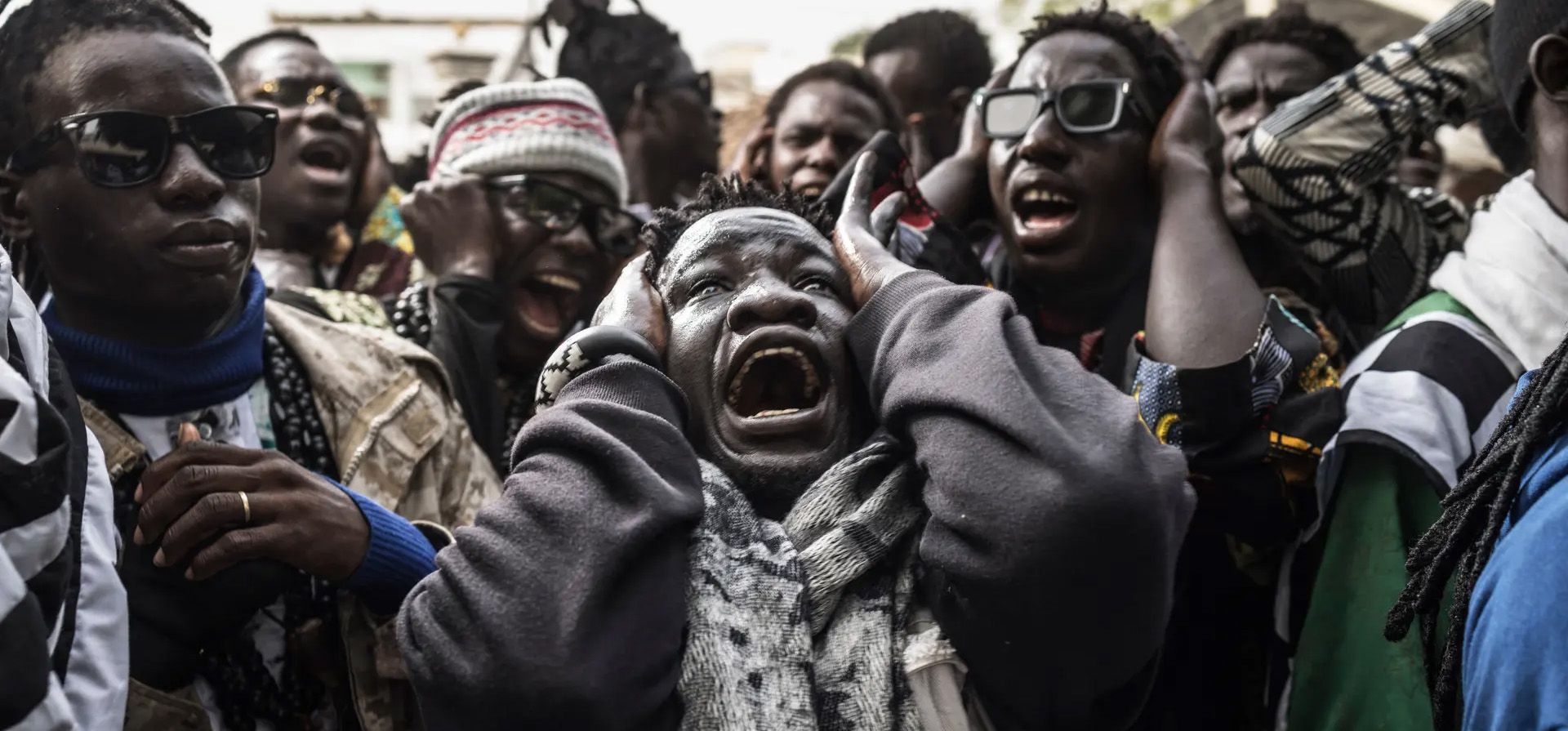 Miembros de la Cascada de Baye, una secta musulmana senegalesa, cantan durante una celebración mientras regresan de la Gran Mezquita de Touba a la casa de Cheikh Ndiguël Fall, un morabito local u hombre santo, Touba, Senegal. Fotografía: Marco Longari/AFP/Getty Images Miembros de la Cascada de Baye, una secta musulmana senegalesa, cantan durante una celebración mientras regresan de la Gran Mezquita de Touba a la casa de Cheikh Ndiguël Fall, un morabito local u hombre santo, Touba, Senegal. Fotografía: Marco Longari/AFP/Getty Images