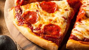 El Día Internacional de la Pizza comenzó a celebrarse el 9 de febrero, en Nápoles, en el siglo X .&nbsp;