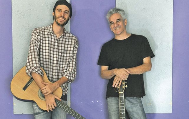 De frente a las buenas canciones. En un alto del ensayo de ayer