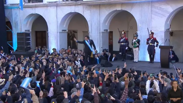 La explanada del Cabildo de Córdoba se mostró repleta durante el discurso del presidente.