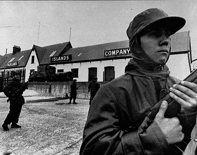 Imagen de soldados argentinos en los primeros días tras la recuperación de las islas, en Puerto Argentino. 