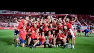 Ovación en el 15 de Abril: el plantel femenino de Unión celebró el ascenso ante su gente