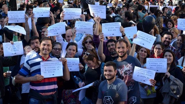 Científicos, estudiantes y docentes marcharon contra el recorte presupuestario