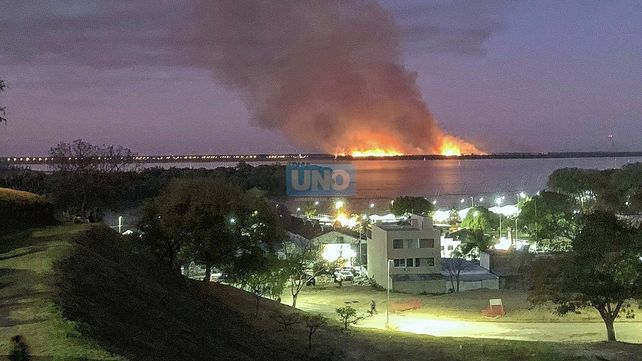 Impactante incendio en la isla a poca distancia del Túnel