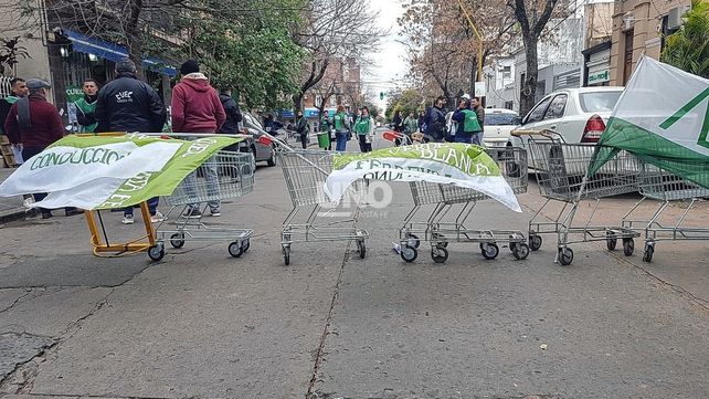 Supermercado Rivadavia. Los dueños del histórico comercio de barrio Candioti Sur desaparecieron de la ciudad y dejaron a los trabajadores en la calle.&nbsp; 