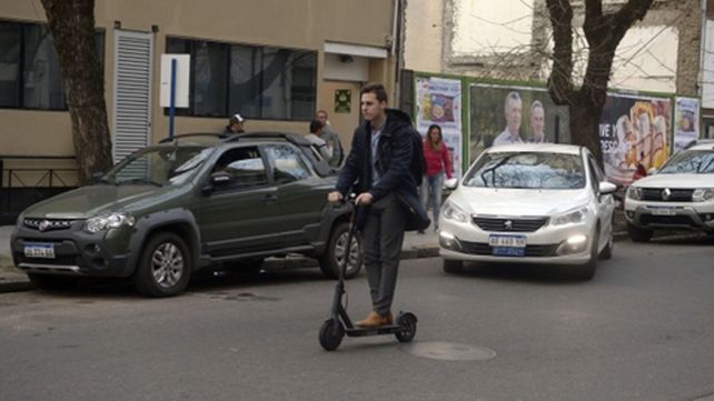 Nueva convivencia. Los monopatines eléctricos ya circulan por las calles rosarinas. Representan una opción sustentable para reemplazar a los vehículos, sobre todo en distancias cortas.