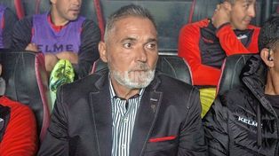 El particular registro del DT de Colón contra Arsenal