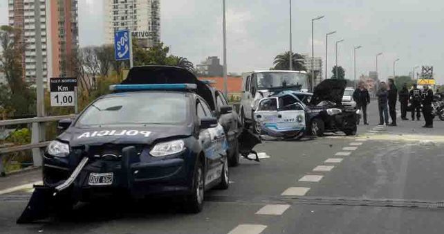 La Ford Transit embistió desde atrás a los patrulleros en el kilómetro 1 de la autopista Perito Moreno.