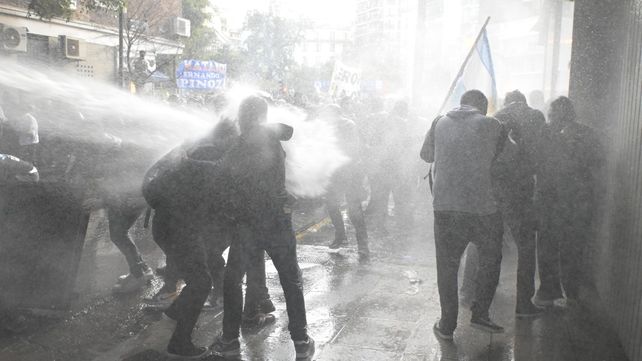 Hubo una severa represión a vecinos porteños que protestaban por falta de agua y luz.