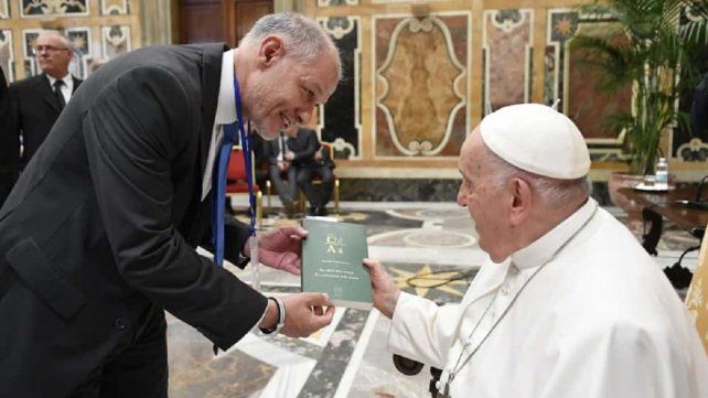 El rector de la UNER estuvo con el Papa: qué libro le regaló