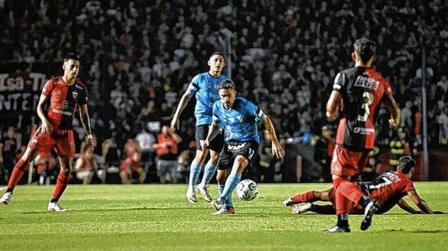 Colón debutó con un empate ante Temperley.