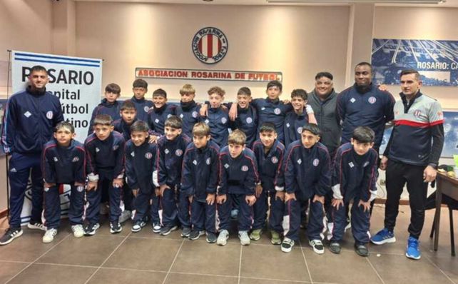 Unidos y felices. El plantel sub12 posó para la foto en el salón de la Asociación Rosarina de Fútbol.&nbsp; 