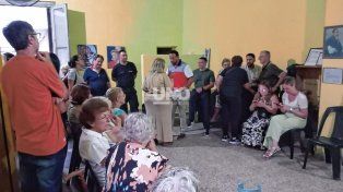 Vecinos de barrio Sur convocados por la ola de inseguridad que castiga al barrio.