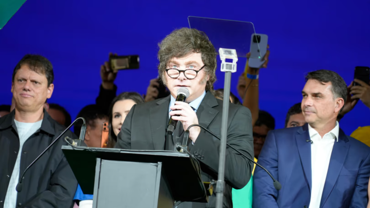 Milei exportó el "riesgo kuka" a Brasil: visitó al hijo de Bolsonaro y criticó a Lula da Silva