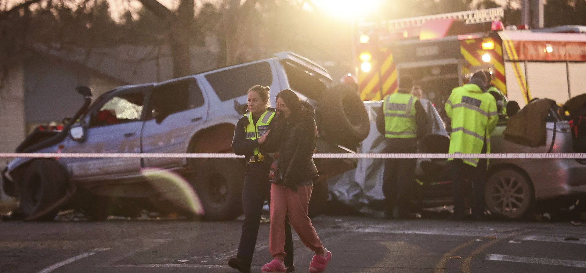 Un policía consuela a una mujer en el lugar de un accidente cerca de Geraldine, Nueva Zelanda, donde esquiadores surcoreanos se vieron involucrados en un accidente fatal, el jueves 22 de agosto de 2024. (Aiman Amerul Muner/Timaru Herald/Stuff via AP) Un policía consuela a una mujer en el lugar de un accidente cerca de Geraldine, Nueva Zelanda, donde esquiadores surcoreanos se vieron involucrados en un accidente fatal, el jueves 22 de agosto de 2024. (Aiman Amerul Muner/Timaru Herald/Stuff via AP)