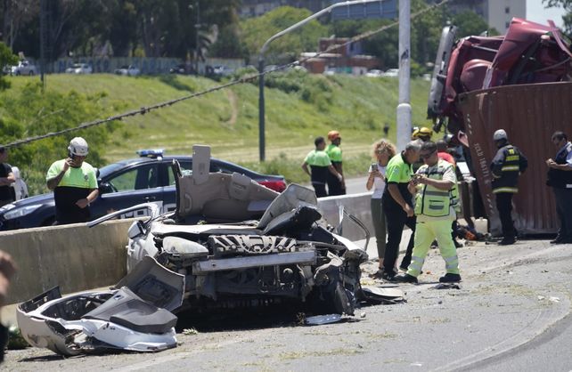 Un camión cayó sobre un auto y lo aplastó en el acceso sur. Su conductor fue derivado al Heca.