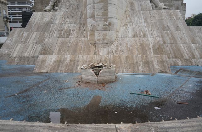 La Municipalidad denunció el robo de 44 piezas de bronce del Monumento a la Bandera