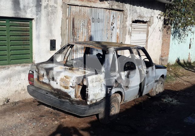 Quemaron otros tres automóviles durante la madrugada en la ciudad de Santa Fe