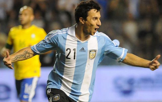 El delantero rojinegro Ignacio Scocco convirtió dos goles con la camiseta celeste y blanca