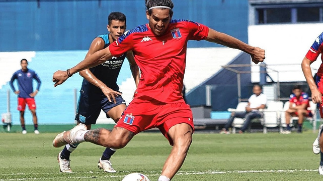 Tigre batió a Racing en el Cilindro con un doblete de Magnín