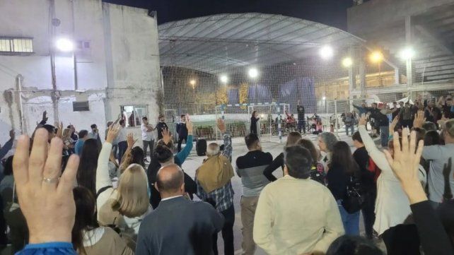 Este viernes por la noche los socios del club Juventud Unida de Gualeguaychú se reunieron y
